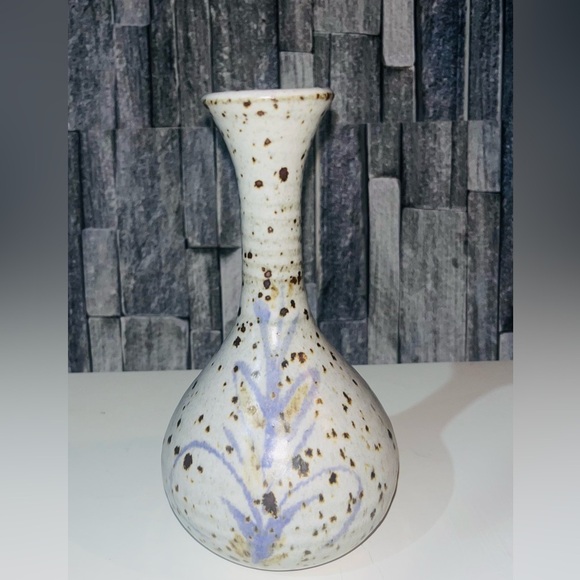 Vintage Pottery Vase- signed - Picture 1 of 2
